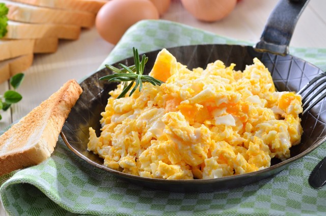Jajka najchętniej jadamy na śniadanie, często nie ograniczając się do jednej sztuki.