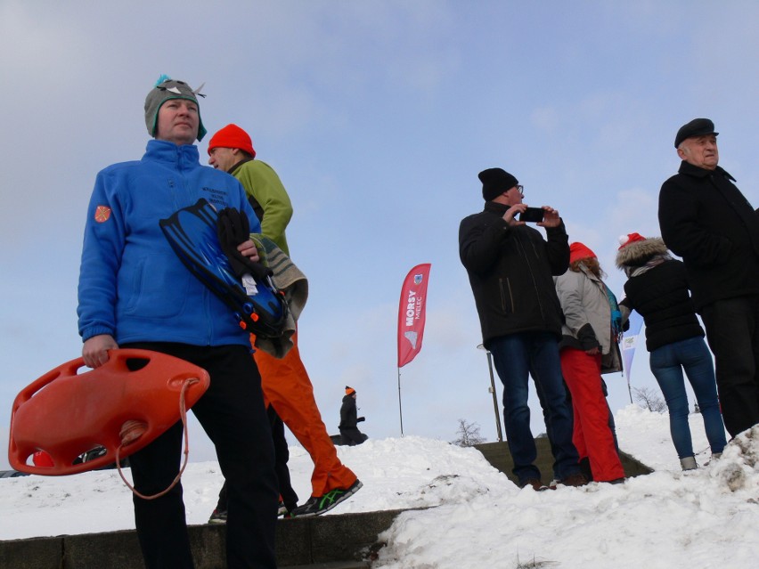 47 uczestników IV Zimowej Przeprawy Wisły Wpław w Sandomierzu. Morsom nie przeszkodził śnieg i zimny wiatr