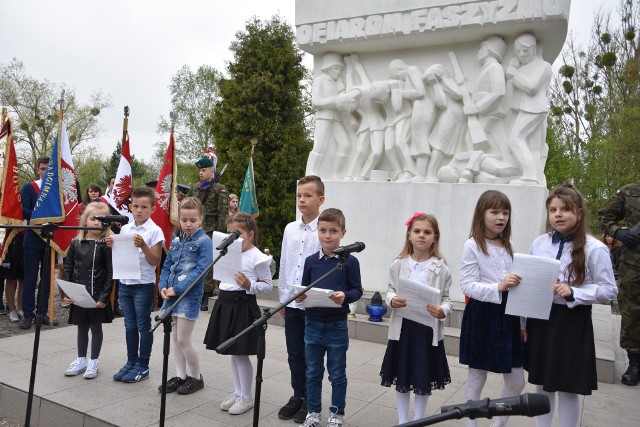 Obóz w Potulicach wyzwolony został 21 stycznia.  Jednak główne uroczystości rocznicowe organizowane są od lat pod koniec  kwietnia, bo to miesiąc pamięci narodowej. Rok temu pielgrzymom, którzy zjechali   ze wszystkich stron Polski, doskwierał upał. Tym razem było zimno i wietrznie.   -Przez lata obóz Potulicki uznawany był jako przesiedleńczy. Odmawiano wam praw kombatanckich jakie przysługiwały ofiarom obozów koncentracyjnych - mówił do kombatantów Paweł Wiśniewski, przewodniczący Rady Miejskiej Nakła. - Dopiero w 1991 r. przyznano, że warunki w Potulicach nie odbiegały od tych, w obozach zagłady...  Do Potulic zwożono podczas wojny całe rodziny, także dzieci. Więźniów zmuszano do ciężkiej pracy, za byle co bito, głodzono, wsadzano do karceru w podziemiach pałacu Potulickich. Wielu straciło tu życie.Polowe nabożeństwo na cmentarzu w Potulicah odprawił  w sobotę 27 kwieynia ks. Maciej Szmytowski TChr, miejscowy proboszcz. Uczniowie szkoły im. „Dzieci Potulic” w Potulicach przygotowali program artystyczny. Flash INFO, odcinek 10-  najważniejsze informacje z Kujaw i Pomorza.