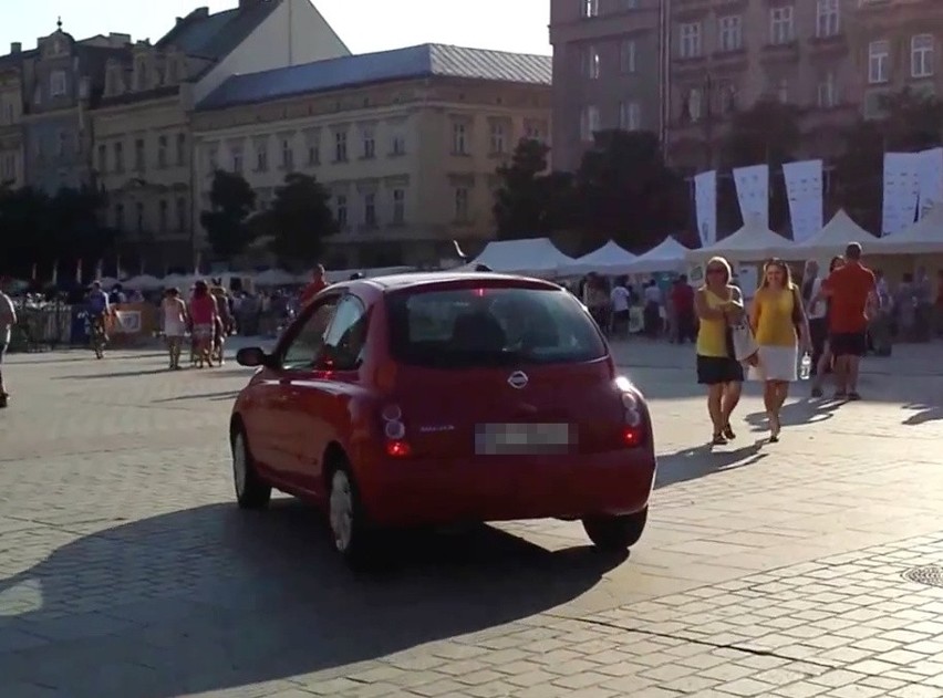 Kraków. Wjechała samochodem na Rynek. Wyglądała na zagubioną. Wyjaśniamy [ZDJĘCIA]