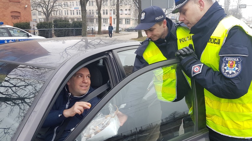 Policyjny tłusty czwartek. Policjanci na akcji "Słodki przepis na bezpieczeństwo" rozdawali pączki za przestrzeganie przepisów [ZDJĘCIA]
