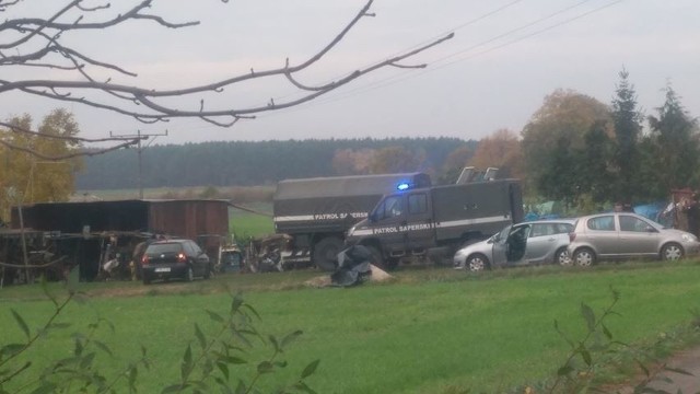 W domu, u mieszkańca jednej z wiosek na terenie gminy Szczaniec, znaleziono starą amunicję. - Policja zastawiła  drogę przed moim domem i nie można wjechać do wsi ani wyjechać. Do Świebodzina trzeba jechać przez Szczaniec - powiadomiła nas Czytelniczka. W sobotę rano (3 listopada) do Wolimirzyc przyjechał radiowóz policyjny. - Początkowo policjanci tylko obserwowali wioskę. Po czym zobaczyliśmy dwa wozy saperskie, jeszcze więcej policji, także wozy nie oznakowane - opowiada Czytelniczka.    Część wioski została zablokowana, nie można było wyjeżdżać ani wjeżdżać. Mieszkańcy wystraszyli się tym, że w ich otoczeniu mieszka ktoś tak nieodpowiedzialny. Policja potwierdza informację, jednak na razie nie udziela więcej informacji. Akcja zabezpieczenia amunicji zakończyła się. Wozy saperskie wyjechały z wioski. O szczegółach poinformujemy w późniejszej godzinie.AKTUALIZACJAJak informuje sierż. sztab. Marcin Ruciński ze świebodzińskiej policji, małżeństwo gromadziło materiały wybuchowe w postaci amunicji, nabojów karabinowych, pocisków przeciwlotniczych, przeciwpancernych, artyleryjskich, granatów moździerzowych oraz zapalników artyleryjskich. Łącznie znaleziono 312 sztuk.Wszystkie przedmioty pochodzą z czasów wojny. Zostały zabezpieczone przez patrol saperów z Krosna Odrz. Małżeństwo, które gromadziło te materiały jest w wieku 64 i 65 lat. Zobacz też: Inscenizacja Powstania Wielkopolskiego w Świebodzinie