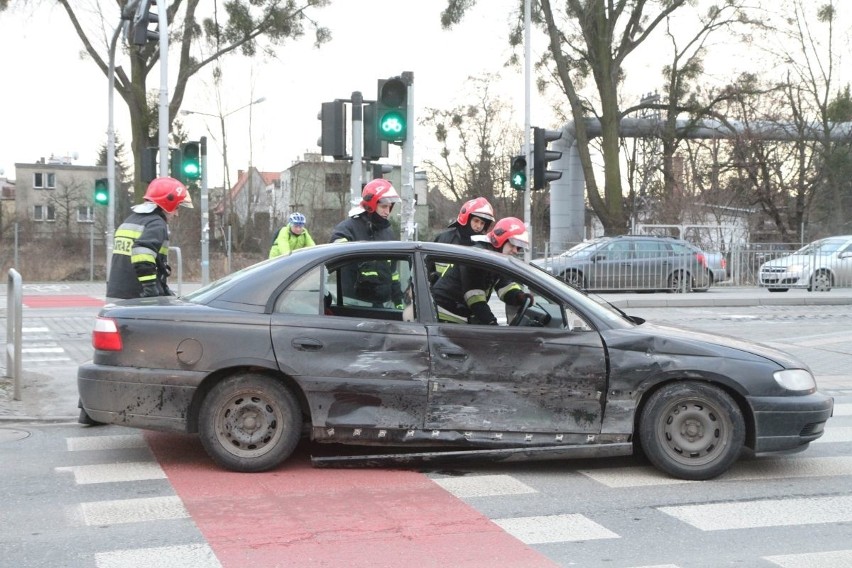 Wypadek na skrzyżowaniu Strzegomskiej i Nowodworskiej,...