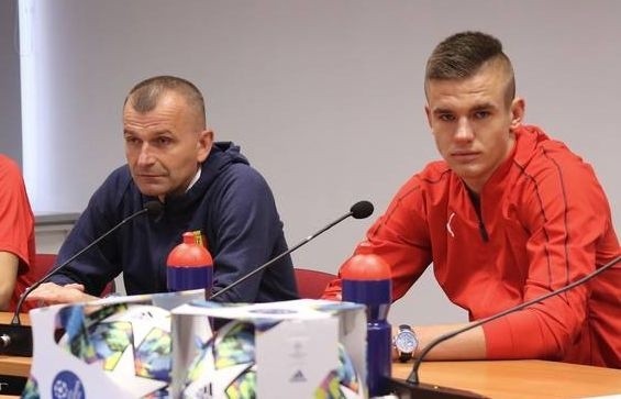 Oskar Sewerzyński zaprasza kieleckich kibiców na rewanżowy mecz z Realem Saragossa w Młodzieżowej Lidze UEFA. Obok trener Sławomir Grzesik.