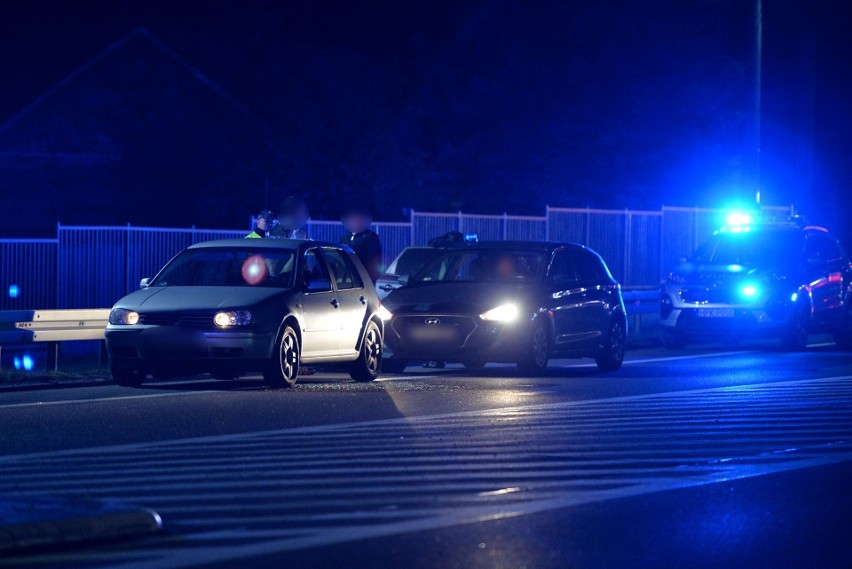 Akcja policji w Orłach pod Przemyślem. Funkcjonariusze próbowali zatrzymać kradziony samochód. Honda dachowała na stacji paliw [ZDJĘCIA]