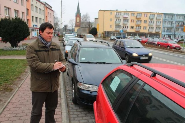 Na 10 wolnych miejsc średnio 6-8 jest zajętych przez samochody wystawione na sprzedaż. Urzędnicy spisali już dane pojazdów i numery telefonów do właścicieli.