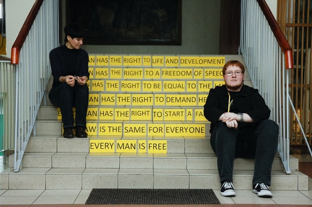 W ZSHE prawa człowieka są wszędzie widoczne. Na zdjęciu Rafał Drzewiecki i Lucyna Rojecka, opiekunka 133 szkolnej grupy AI