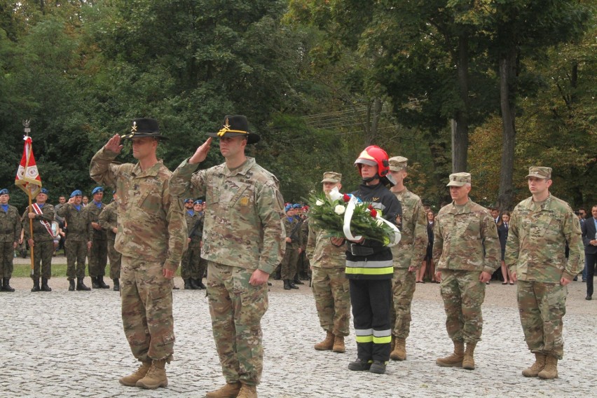 W Kielcach pod pomnikiem Homo Homini wspominano ofiary zamachu z 11 września 2001 roku