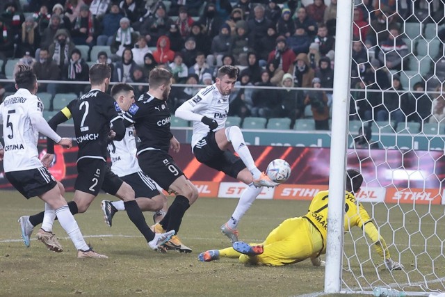 Takich obrazków pod bramką Karola Niemczyckiego oglądaliśmy wiele w meczu Legia - Cracovia