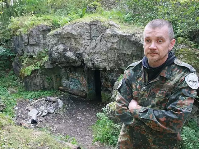 Marek Marciniak ze stowarzyszenia Panzerwerk 7 ostrzega przed wchodzeniem do bunkrów koło Kurska.