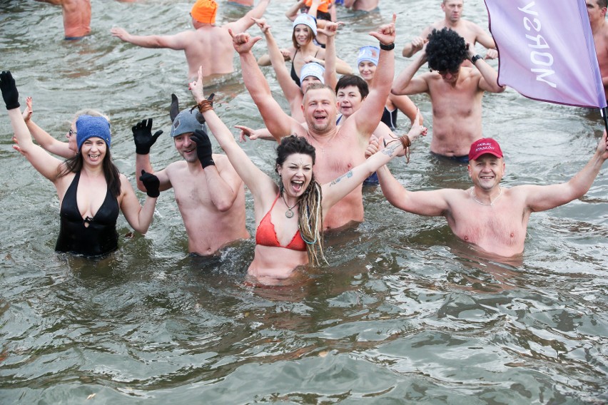Lubelskie morsy zaczęły sezon. Pierwsza kąpiel w Zalewie Zemborzyckim! Zobacz zdjęcia