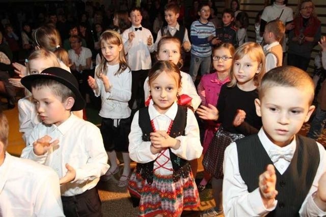 Dzieciaki występowały, schodziły ze sceny i oglądały popisy swoich koleżanek i kolegów bawiąc się przy tym wyśmienicie.