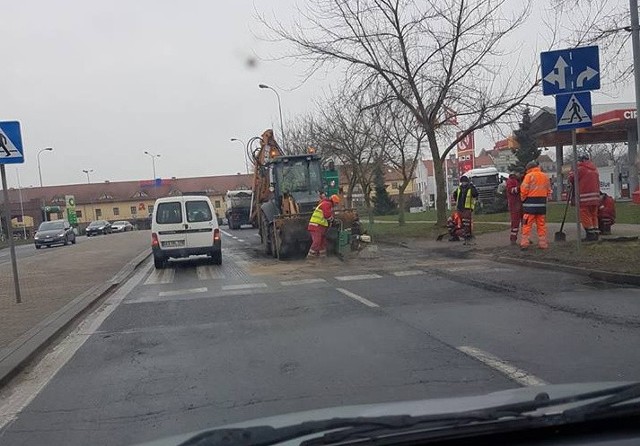 Prace prowadzone są na wysokości restauracji Mc Donald's.