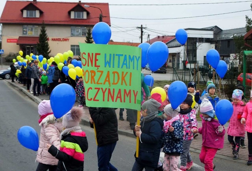 Przedszkolaki z Tenczynka paradowały z Marzanną i promowały ekologiczne hasła
