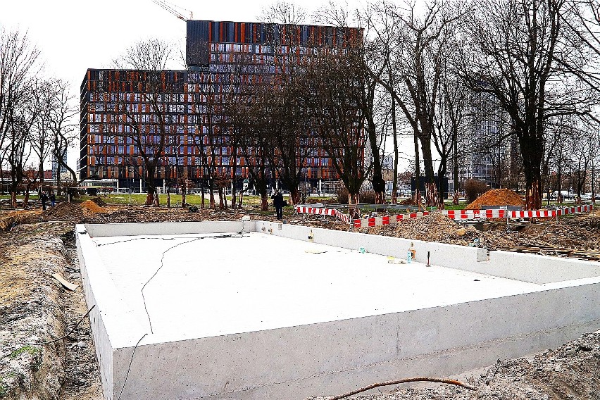 Rewitalizacja parku Moniuszki. Jest już podstawa fontanny i instalacje [WIZUALIZACJE, ZDJĘCIA I FILM]