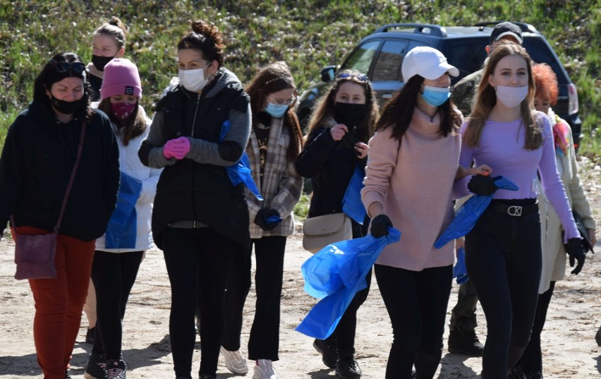 Ostrołęka. Sprzątanie nabrzeży Narwi z Młodzieżową Radą Miasta. Światowy Dzień Ziemi. 24.04.2021