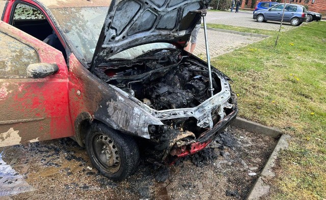 We wtorek, 3 maja w miejscowości Kłodawa doszło do pożaru samochodu. Auto zapaliło się na parkingu, ale dzięki szybkiej interwencji strażaków z OSP Kłodawa, sytuację udało się szybko opanować. Na miejscu interweniowało również policja.