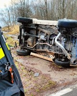 Wypadek w gminie Skawina. Dachowanie samochodu. Po rannych poleciało pogotowie lotnicze