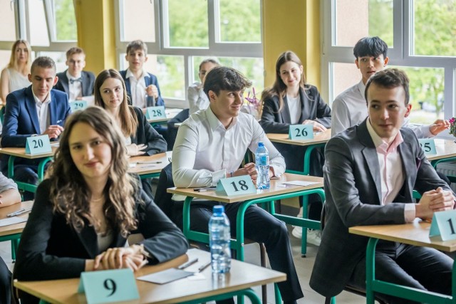 W pierwszym dniu matury uczniowie pisali egzamin z języka polskiego na poziomie podstawowym. Na zdjęciu maturzyści z IV LO w Bydgoszczy.