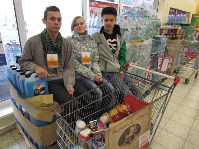 Łukasz Waśniewski (od lewej), Paulina Kościecha i Sebastian Małecki zaangażowali się w zbiórkę żywności. Jej owoce właśnie trafiły do potrzebujących
