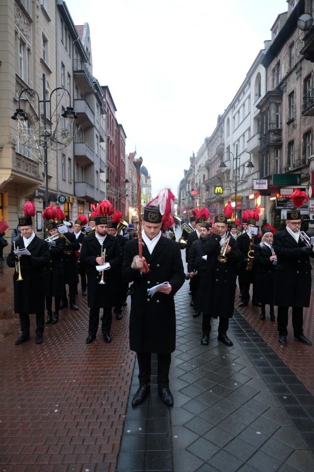 Mieszkańców Katowic tradycyjnie w Barbórkę o godz. 7 rano obudził dźwięk górniczych orkiestr. M.in. orkiestry KWK Wujek, która przeszła przez centrum Katowic u. 3 Maja. Zobaczcie zdjęcia.