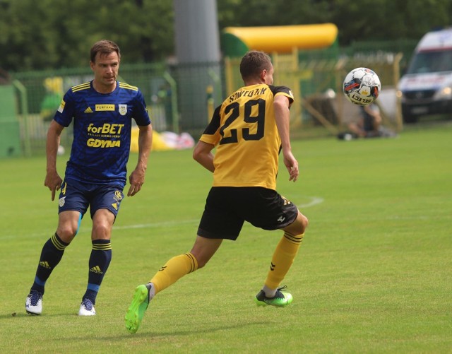 W ostatnim, wyjazdowym meczu Arka Gdynia wygrała 1:0  GKS-em Katowice. Następnie rozgromiła u siebie 5:0 GKS Tychy. Czy jutro w Bełchatowie w starciu ze Skrą Częstochowa żółto-niebiescy sięgną po trzecie, ligowe zwycięstwo z rzędu?