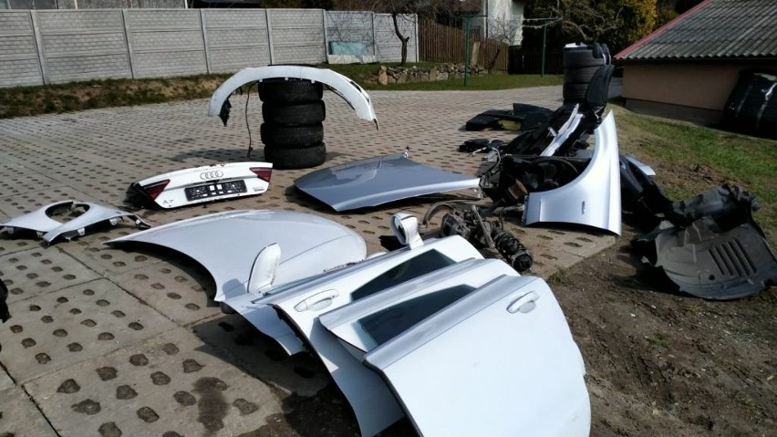 Części od skradzionego w Kielcach bmw x6 i trzech innych drogich kradzionych aut świętokrzyscy policjanci znaleźli na Pomorzu