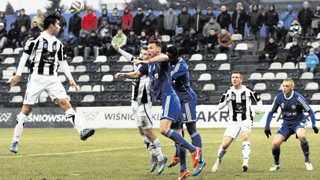 Jedna z nielicznych akcji Sandecji po bramką Miedzi. Obrońcy gości zażegnali niebezpieczeństwo