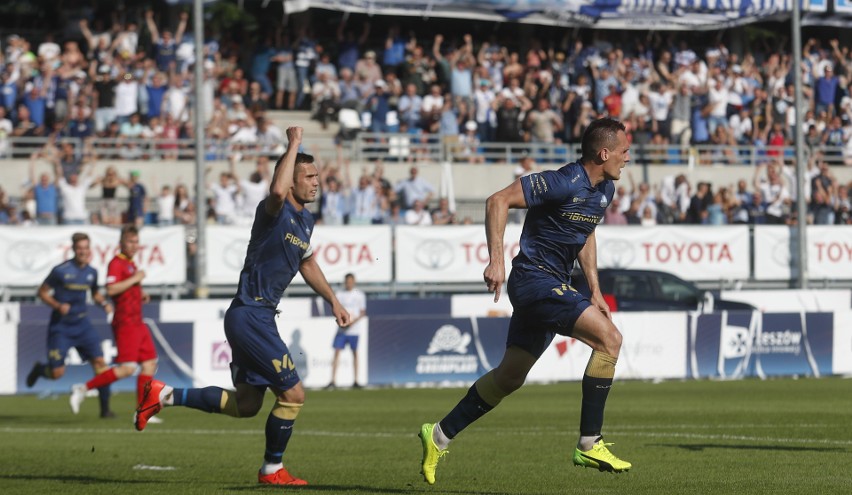 Stal Rzeszów pokonuje Podhale Nowy Targ 2:1 i awansuje do 2...