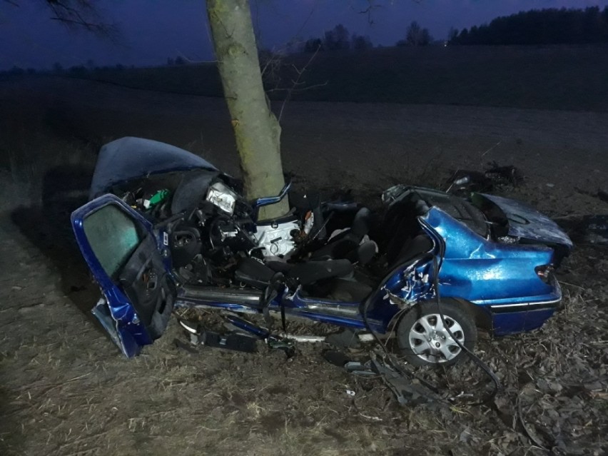Tragiczny wypadek w Klukowej Hucie 2.12.2020. Samochód uderzył w drzewo. Nie żyją dwie osoby. Zdjęcia