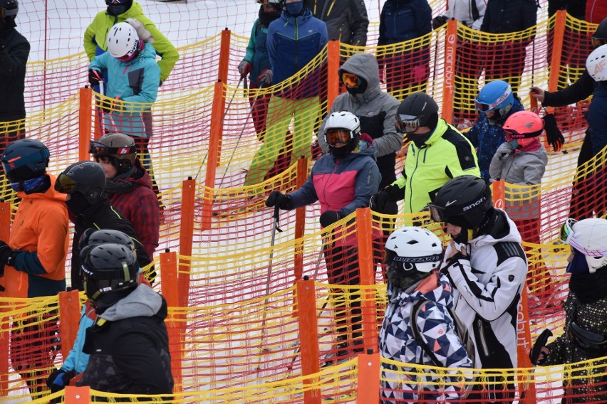 Białka Tatrzańska. Tysiące ludzi ruszyło na narciarskie stoki po poluzowaniu obostrzeń. Tłumy narciarzy na Podhalu