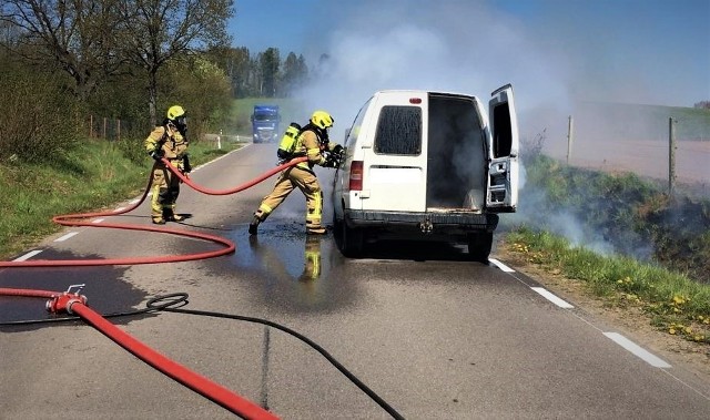 Pożar samochodu w gminie Tuchomie.