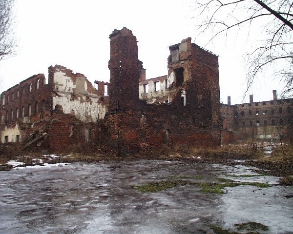 To nie ruiny krzyżackiego zamku, tylko  pozostałości po fabryce fajansu. Ale podobnie  jak krzyżacki zamek "straszą" w centrum  miasta...