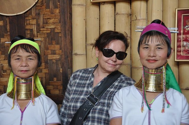 Marzena Kądziela z "kobietami z długimi szyjami" w Birmie