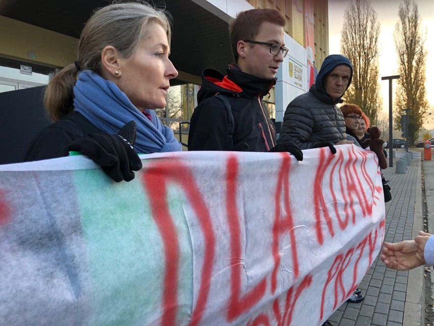 Protest przed urzędem: Nie chcą rządów PiS (ZDJĘCIA)