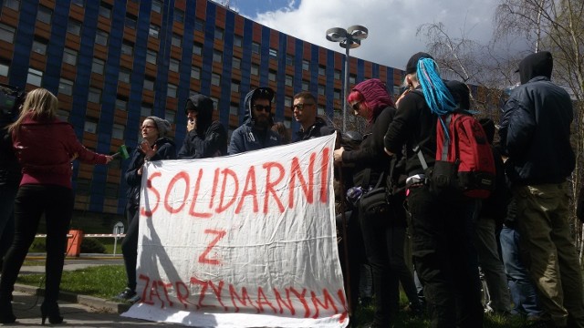 Pikieta anarchistów w Katowicach przed wjazdem do Śląskiej Komendy Wojewódzkiej