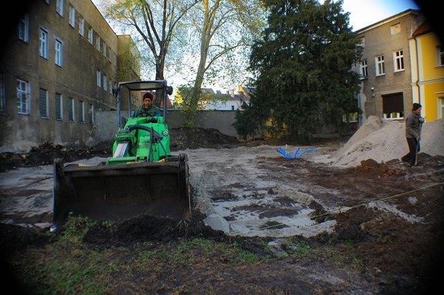 Praca w parku wre. Niedługo pojawią się tam lampy oraz ławki.