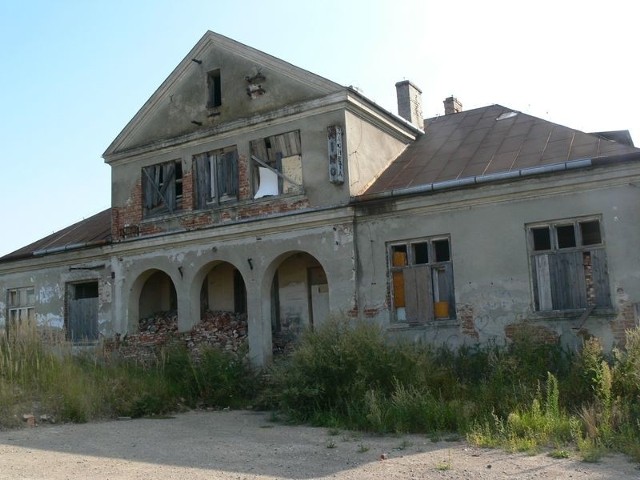 Przedwojenny budynek, dawna siedziba Gromadzkiej Rady Narodowej w Trześni, w gminie Gorzyce czeka na remont i zagospodarowanie przez nowych właścicieli.