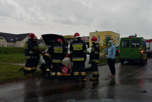 Dziś po południu (2.08) przy ulicy Kaszubskiej w Słupsku doszło do kolizji dwóch aut. W zdarzeniu uczestniczyli kierowcy Audi i Toyoty. Na miejscu pracują policjanci, którzy ustalają szczegóły zajścia. Na słupski oddział SOR odwieziono 2 osoby z niegroźnymi kontuzjami.