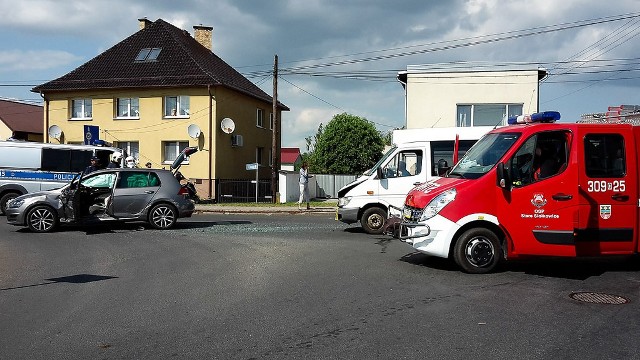 67-letni kierowca volkswagena golfa wymusił pierwszeństwo na autobusie mercedes prowadzonym przez 64-latka. Tym pojazdem jechało pięcioro niepełnosprawnych dzieci. W wypadku została ranna pasażerka busa. Została przewieziona do szpitala w Brzegu. Do wypadku doszło w środę w Popielowie.