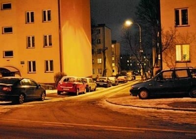 Ulica Broniewskiego w Chrzanowie, godzina 17. Auta zajmują miejsce na chodnikach FOT. MAGDALENA BALICKA