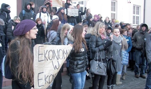 Na zdjęciu jeden z protestów uczniów lęborskiego ekonomika przeciwko likwidacji szkoły. To podczas takiej manifestacji pojawił się transparent zobraźliwymi wobec starosty hasłami.