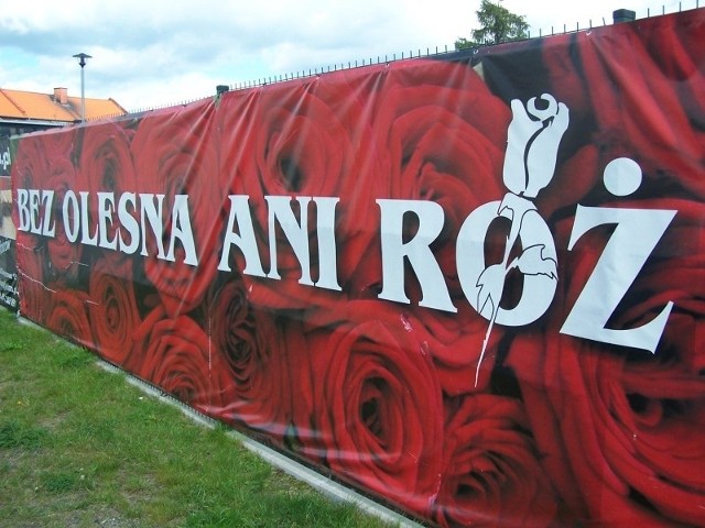Promocyjny baner na stadionie miejskim w Oleśnie