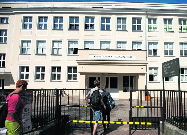 Gimnazjum nr 3 mieści się przy ul. Żwirki i Wigury. Jest jednym z trzech samodzielnie działających gimnazjów w mieście.