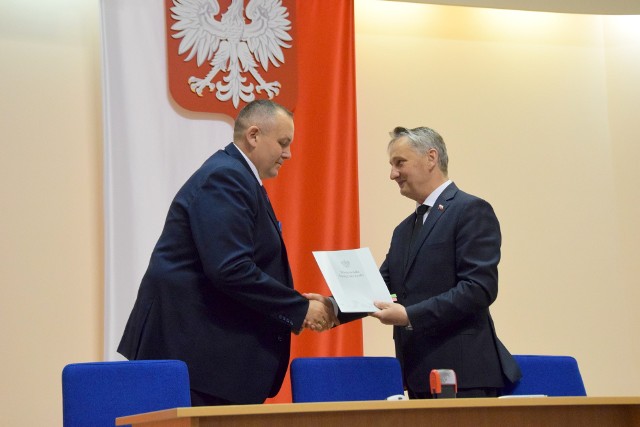 Wójt Tarłowa Tomasz Kamiński po podpisaniu umowy z wojewodą świętokrzyskim Zbigniewem Koniuszem.