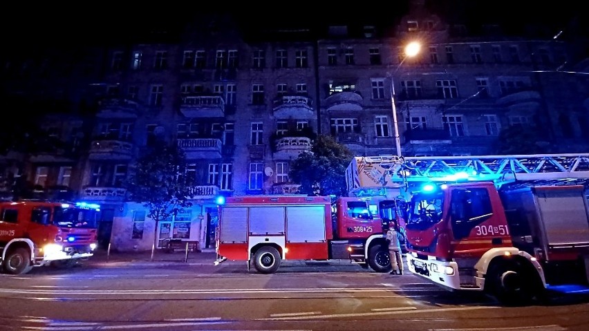 Nocny pożar w kamienicy przy Nowowiejskiej we Wrocławiu. Pięć zastępów straży w akcji