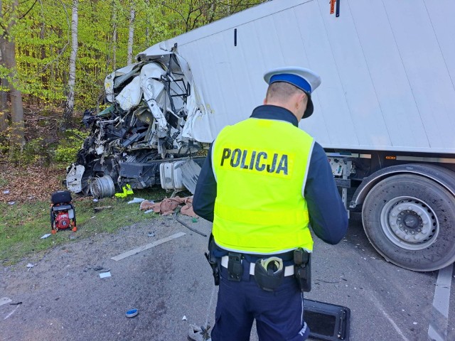 Tragiczny wypadek w powiecie bytowskim. Niedaleko Bytowa zderzyły się dwa samochody ciężarowe. Jedna osoba nie żyje.