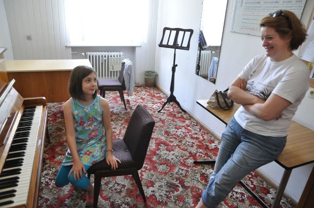 Zosia Zarzycka przygotowuje się do lekcji pod okiem mamy Anny Karsińskiej.