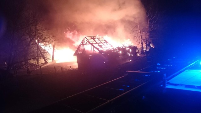 Do pożaru doszło w środę w nocy około godziny 23.49. W miejscowości Kozarze w powiecie wysokomazowieckim paliły się budynki gospodarcze, tj. stodoła z drewnem. Akcja strażaków trwała do godziny 6.46 we czwartek. Na miejscu pracowało 10 zastępów straży pożarnej. Na szczęście nikt nie ucierpiał.