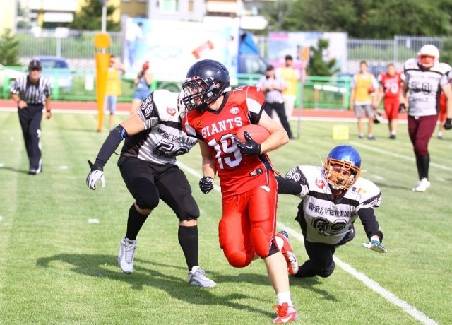 Zawodnicy Giants B Wrocław (czerwone stroje) na razie są nie do zatrzymania dla opolskich Wolverines. Ale w następnym turnieju...